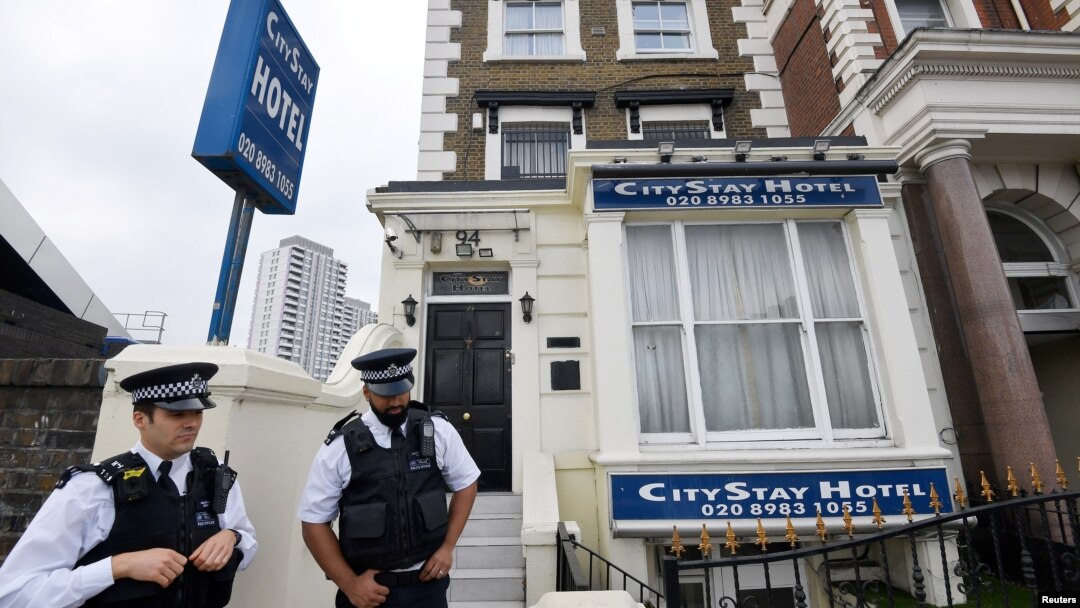Polisi berjaga di depan City Stay Hotel, tempat menginap Alexander Petrov dan Ruslan Boshirov, yang secara resmi dituduh sebagai pelaku peracunan mantan mata-mata Rusia, Sergei Skripal dan putrinya, Yulia, saat berada di London, Inggris, 5 September 2018. (Foto: dok).