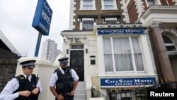 Polisi berjaga di depan City Stay Hotel, tempat menginap Alexander Petrov dan Ruslan Boshirov, yang secara resmi dituduh sebagai pelaku peracunan mantan mata-mata Rusia, Sergei Skripal dan putrinya, Yulia, saat berada di London, Inggris, 5 September 2018. (Foto: dok).