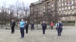 Շոնտլանդիայում, ուր կորոնավիրուսի հետևանքով մահացել է 126,000 մարդ, լռության րոպե են պահպանել նրանց հիշատակին: