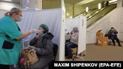 Тестирование на COVID-19 в «пункте экспресс-теста на коронавирус» в московском метро