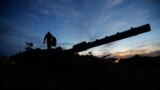 Izraelski vojnik na tenku blizu granice sa Gazom .(Foto: REUTERS/Alexander Ermochenko)