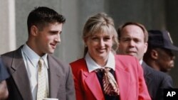 ARCHIVO - Linda Tripp, acompañada por su hijo Ryan Tripp llega a la corte federal en Washington, el 7 de julio de 1998 para testificar ante un gran jurado que investigaba la relación extramarital del presidente Bill Clinton con Monica Lewinsky.