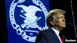 Mantan Presiden AS dan calon presiden dari Partai Republik Donald Trump berbicara pada Forum Kepresidenan National Rifle Association (NRA) di Pennsylvania Farm Show Complex & Expo Center, di Harrisburg, Pennsylvania, AS, 9 Februari 2024. (Foto: REUTERS/Leah Millis)