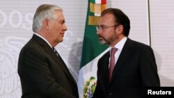 Menlu Amerika Rex Tillerson (kiri) dan Menlu Meksiko Luis Videgaray berjabat tangan usai konferensi pers bersama di Mexico City, Selasa (23/2).