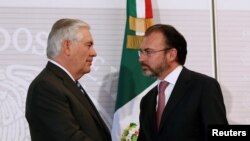 U.S. Secretary of State Rex Tillerson, left, and Mexico's Foreign Minister Luis Videgaray shake hands after a joint news conference at the Foreign Ministry in Mexico City, Feb. 23, 2017. 
