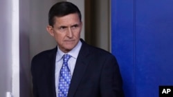 Privadamente, algunos funcionarios dijeron que la posición del general Michael Flynn se ha debilitado y el apoyo con el gozaba se ha erosionado.