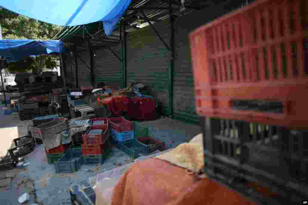 An empty open-air market in central Tripoli. The city has been suffering from water and food shortages, August 27, 2011 (VOA - J. Weeks)