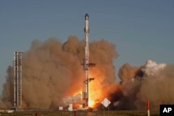 Roket raksasa SpaceX, Starship, diluncurkan untuk uji terbang dari Starbase di Boca Chica, Texas, Kamis, 16 Januari 2025. (Foto: AP)