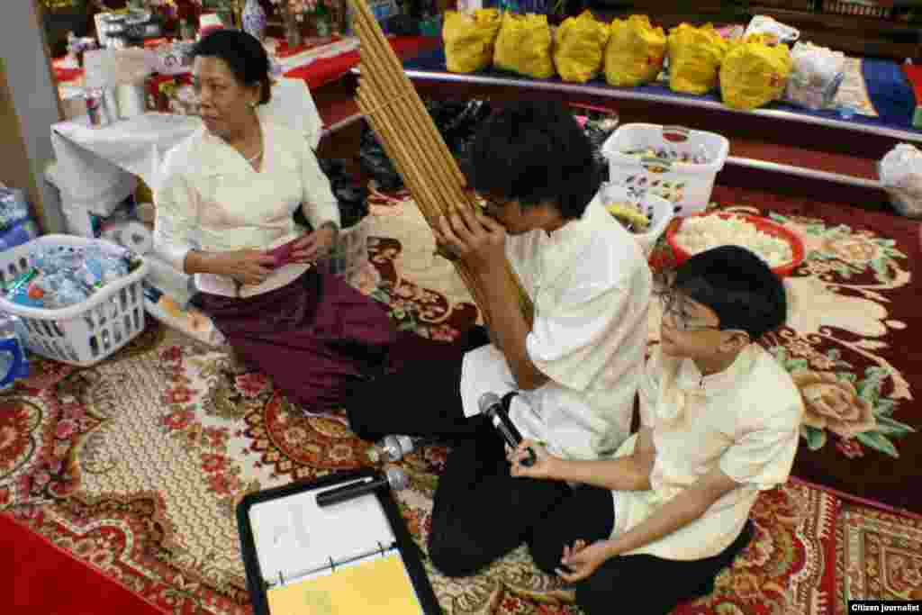 ລູກຫລານ ຄອບຄົວ ປະຖັມມະວົງ ກໍາລັງ ສະແດງການເປົ່າແຄນ