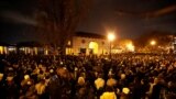 مردم کالیفرنیا برای قربانیان آتش سوزی در اوکلند شمع افروخته اند. ​<br />
جمعه شب، ۱۲ آذر، حریقیویرانگر در یک کنسرت شبانه در یک انبار متروکه در شهر اوکلند رخ داد. مقامات آتش نشانی می گویند شمار کشته شدگان این آتش سوزی به ۳۶ نفر رسید.