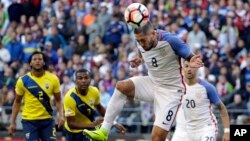 Clint Dempsey (8) cabeza una pelota que llevará peligro a la meta ecuatoriana.