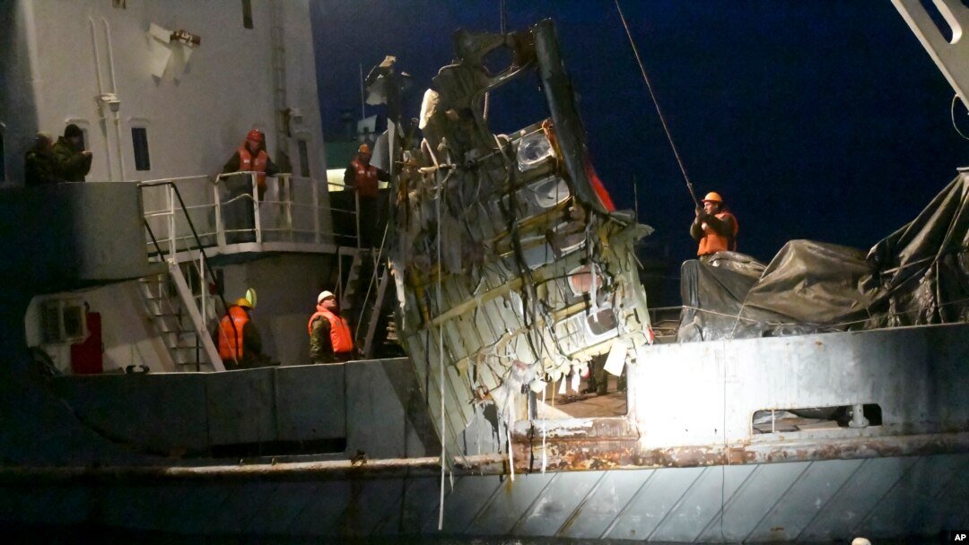 Karyawan Kementerian Darurat Rusia mengangkat kepingan pesawat yang ditemukan di Laut Hitam, Rusia (26/12). Regu penyelamat, Selasa (27/12) menemukan rekaman penerbangan dari pesawat Rusia yang jatuh ke laut Hitam, sesaaat setelah lepas landas dari pantai Sochi.