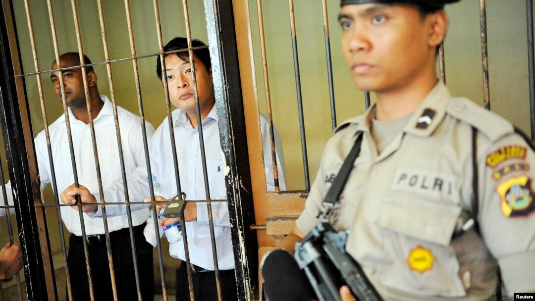 Terpidana hukuman mati asal Australia Andrew Chan (tengah) dan Myuran Sukumaran (kiri) di penjara Denpasar. (Foto: Dok)