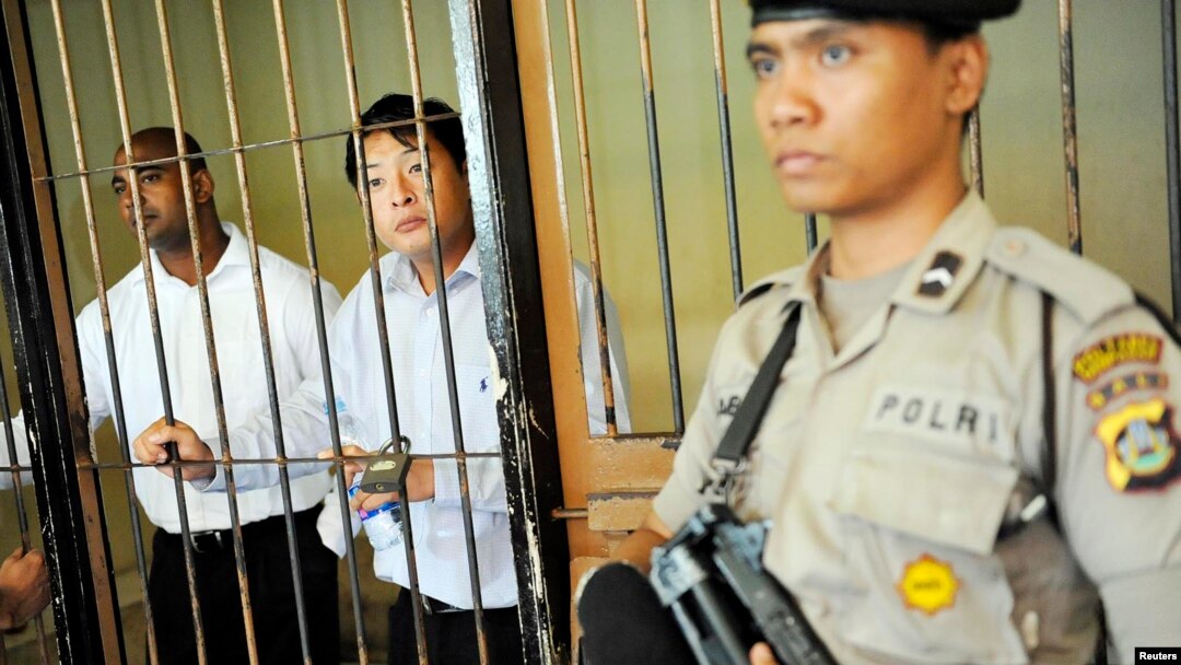 Warga Australia terpidana hukuman mati Andrew Chan (tengah) dan Myuran Sukumaran (kiri) di penjara menunggu hasil pengadilan Denpasar di Bali, 8 Oktober 2010. (Foto: dok.)