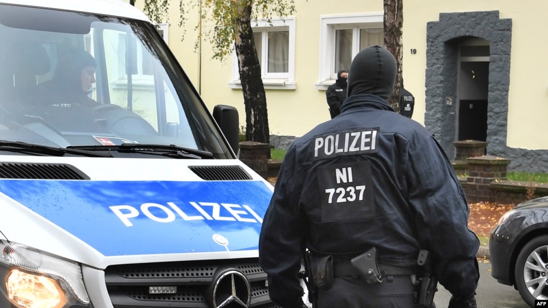 Polisi merazia gedung apartemen dekat masjid di Hildesheim, Jerman tengah (8/11). 