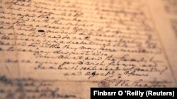 Tanda tangan George Washington (kanan bawah) dalam surat kepada keponakannya bertanggal 1787, yang yang dilelang pada 1 Desember 2009, sebagai ilustrasi. (Foto: REUTERS/Finbarr O 'Reilly)