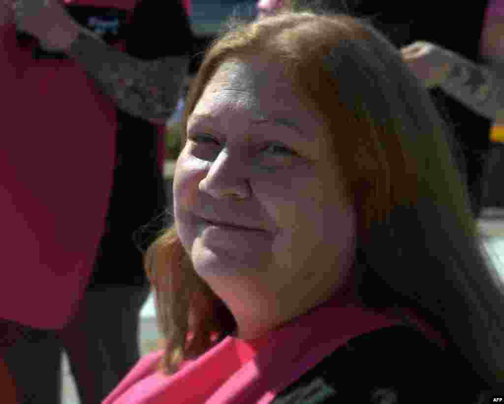 Джули Макгрегор приехала из Балтимора. Она - малоимущая, за неимением денег сама делает порошок для стирки и консервирует продукты