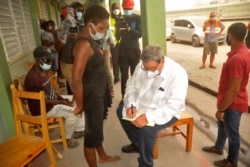 El primer ministro Ralph Gonsalves visita un refugio un día después de la erupción del volcán La Soufriere en San Vicente y las Granadinas, el 11 de abril de 2021.