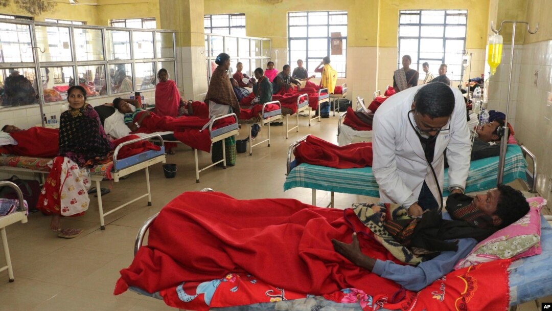 Seorang dokter sedang memeriksa seorang korban, yang sakit akibat mengonsumsi minuman keras, di rumah sakit di Jorhat, negara bagian Assam, India timur laut, Sabtu, 23 Februari 2019. (Foto: dok)