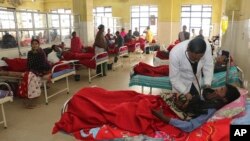 Seorang dokter sedang memeriksa seorang korban, yang sakit akibat mengonsumsi minuman keras, di rumah sakit di Jorhat, negara bagian Assam, India timur laut, Sabtu, 23 Februari 2019. (Foto: dok)