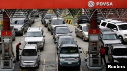 Motorists line up for fuel at a gas station of Venezuelan state-owned oil company PDVSA in Caracas, Venezuela, Sept. 21, 2017. 