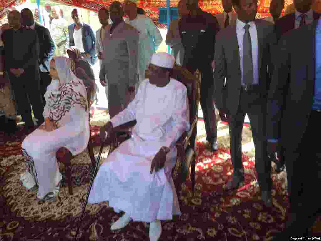 Le président sortant, Idriss Deby, Itno et son épouse sont assis dans leur centre de vote, en attendant d&rsquo;accomplir leur devoir de citoyens, N&rsquo;Djamena, Tchad, 10 avril 2016, (VOA/Bagassi Koura)