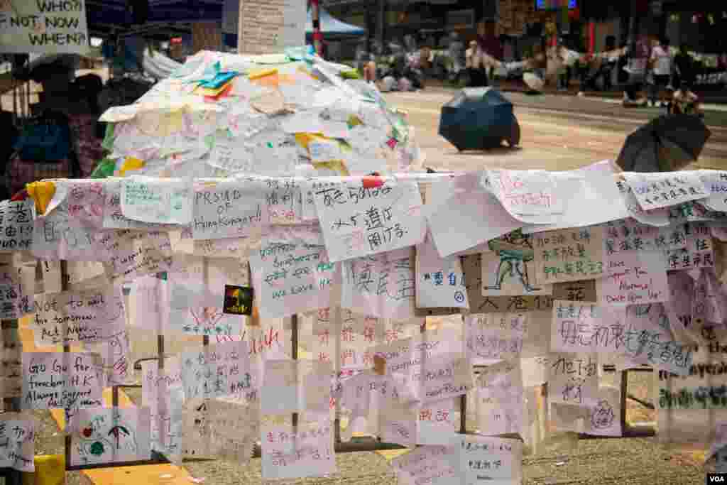 香港铜锣湾商业区的占中抗议者(美国之音方正拍摄)