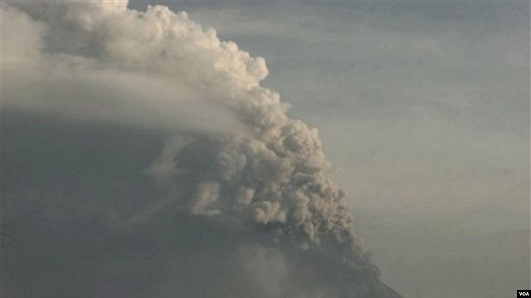 Kondisi Gunung Merapi yang masih belum stabil membuat sebagian masyarakat Yogyakarta merayakan Idul Adha di lokasi pengungsian.