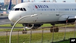 Delta Airlines no obligará a los empleados a vacunarse, pero hará que los no vacunados paguen un cargo mensual de 200 dólares ya que el tratamiento del COVID-19 en un hospital le cuesta a la aerolínea 50.000 dólares, lo cual supone un riesgo financiero.