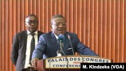 Le Premier ministre camerounais Joseph Dion Ngute s'adressant aux femmes anglophones à Yaoundé, Cameroun, le 18 avril 2019.