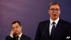 ARHIVA - Predsednik Socijalističke partije Srbije Ivica Dačić i predsednik Srbije Aleksandar Vučić (AP Photo/Darko Vojinovic)