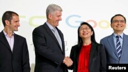 Kepala Eksekutif Piranti Keras Google Rick Osterloh (Kedua dari kiri) berjabat tangan dengan CEO HTC Cher Wang dalam konferensi pers untuk mengumumkan Google akan mengakusisi Pixel, divisi ponsel pintar milik HTC, di Taipei, Taiwan, 21 September 2017. 