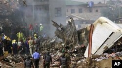 4일 나이지라 라고스, 항공기 추락 현장의 경찰들.