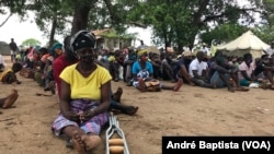 Metuge: Campo de deslocados do centro agrário de Napala. Distribuição de alimentos por PMA a deslocados da insurgência em Cabo Delgado.