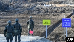 Južnokorejski vojnici stoje na Erouhed ridžu, mestu borbu u Korejskom ratu, dok se taktički put gradi preko demilitarizovane linije u Čeorvonu, Gangvon pokrajina, u Južnoj Koreji, 22. novembra 2018.