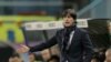 Joachim Löw donne des instructions à ses joueurs lors d’un match entre l’Allemagne et l’Espagne, Espagne, le 18 novembre 2014.