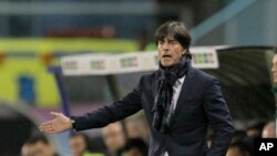 Joachim Löw donne des instructions à ses joueurs lors d’un match entre l’Allemagne et l’Espagne, Espagne, le 18 novembre 2014.