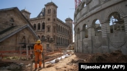 Un ouvrier travaille sur le chantier de construction d'une «arène» en béton sur le site historique du Palais de la Reine (Rova de Manjakamiadana) à Antananarivo, Madagascar, le 22 mai 2020.