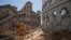 Un ouvrier travaille sur le chantier de construction d'une «arène» en béton sur le site historique du Palais de la Reine (Rova de Manjakamiadana) à Antananarivo, Madagascar, le 22 mai 2020.