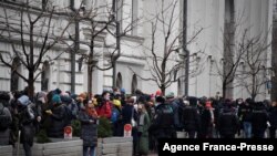 Orang-orang berkumpul di luar Mahkamah Agung Rusia menjelang pertimbangan permintaan jaksa untuk membubarkan Memorial International, kelompok hak asasi paling terkemuka di negara itu, karena diduga melanggar undang-undang kontroversial tentang "agen asing," di Moskow, 2 November 