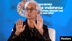 Direktur IMF Christine Lagarde berbicara dalam pertemuan tahunan IMF-World Bank di Nusa Dua, Bali, Selasa (9/10). 