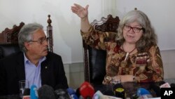 Paulo Gadelha dari Yayasan Oswaldo Cruz (kiri) dan Myrna Bonaldo, kepala laboratorium bilogi molekuler di Brazil memberikan keterangan mengenai virus Zika di Rio de Janeiro, Brazil (5/2).