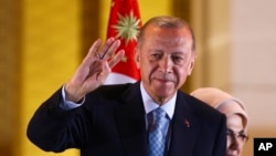 ប្រធានាធិបតី​តួកគី​​ដែល​កំពុង​កាន់​តំណែង​ និង​ជា​បេក្ខជន​ប្រធានាធិបតី លោក Recep Tayyip Erdogan ថ្លែង​សុន្ទរកថា នៅ​វិមាន​ប្រធានាធិបតី ក្នុង​រដ្ឋធានី​អង់ការ៉ា កាល​ពី​ថ្ងៃ​ទី​២៨ ខែឧសភា ឆ្នាំ​២០២៣។