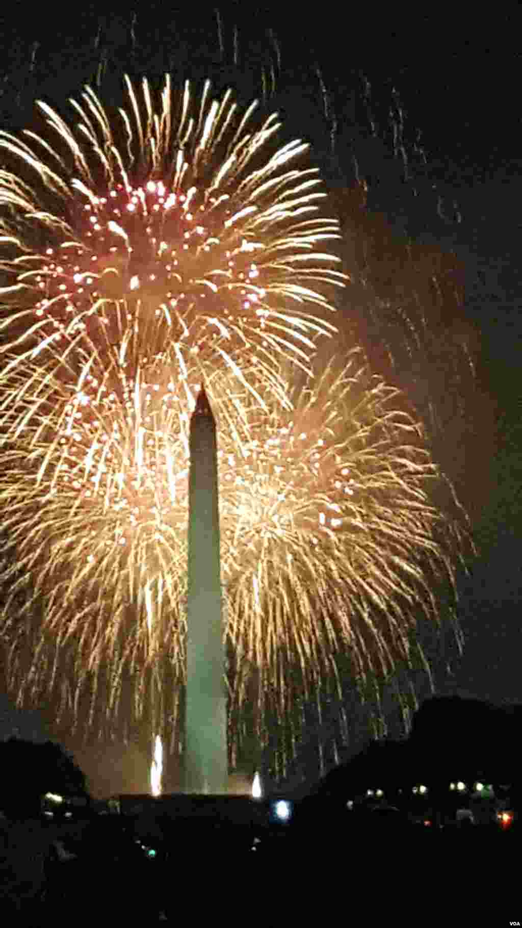 Fireworks explode over the National Mall, July 4, 2017. (M. Ngu for VOA)