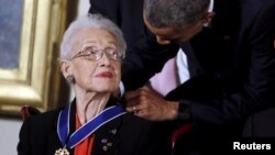 El presidente Barack Obama entrega la Medalla Presidencial de la Libertad a la matemática de la NASA Katherine G. Johnson durante un evento en el Salón Este de la Casa Blanca, en Washington 24 de noviembre de 2015.