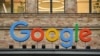 El logotipo multicolor de Google puede verse en la entrada de su sede en Berlín, Alemania, en 2021. [Foto de archivo]