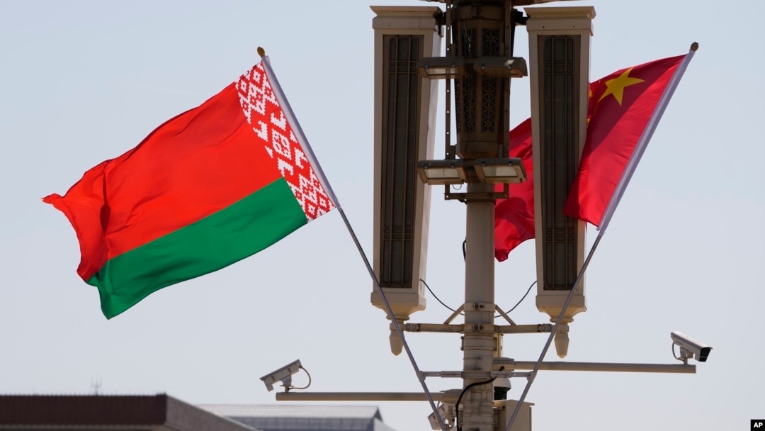 Bendera Belarus dan China dipasang di alun-alun Tiananmen di Beijing, pada 1 Maret 2023, dalam kunjungan Presiden Belarus Alexander Lukashenko ke China. (Foto: AP/Ng Han Guan)