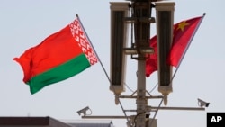 Прапори Китаю та Білорусі, 1 березня вивісили на площі Тяньаньмень на честь візиту Олександра Лукашенка до Пекіна