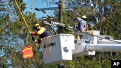 Trabajadores de Pine Corporation, Carolina del Norte, restauran servicio eléctrico después del huracán Milton en Lithia, Florida, el 14 de octubre de 2024.