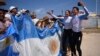 Los argentinos Eugenia Bosco y Mateo Majdalani celebran su medalla de bronce en la regata Nacra 17 mixta de los Juegos Olímpicos de París, el jueves 8 de agosto de 2024, en Marsella, Francia.